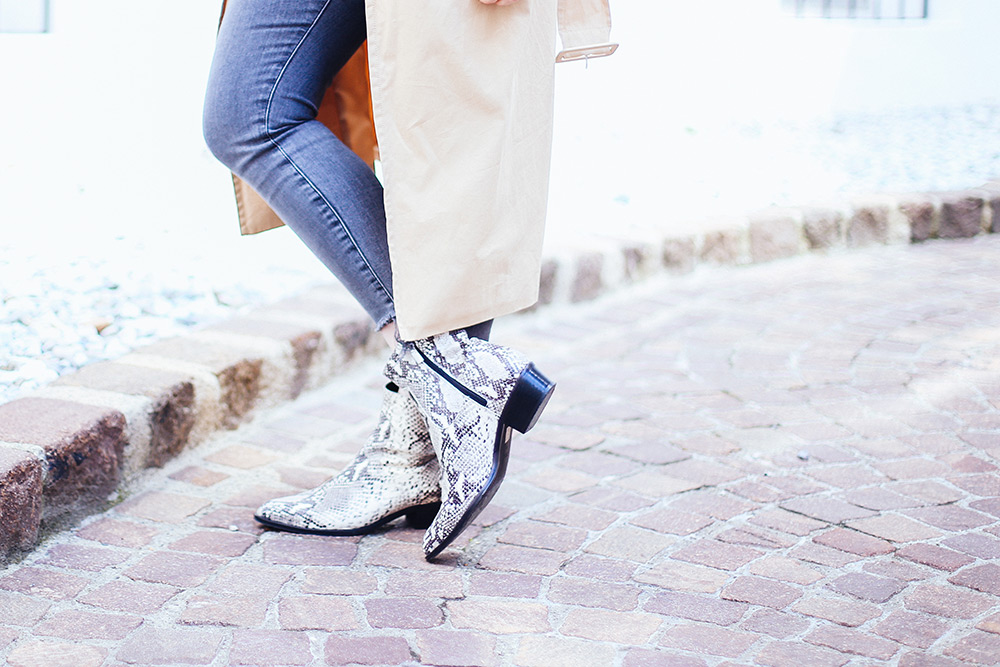 Outfit mit Schlangenprint Boots, Streifen Body, High-Waist Jeans, Fashion Magazin, Modeblog, Fashion Blog, Streetstyle, Tirolblog, whoismocca.me