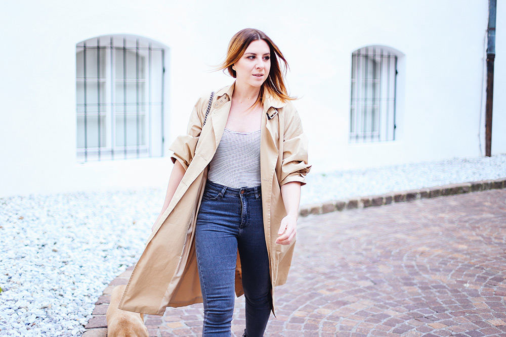 Outfit mit Schlangenprint Boots, Streifen Body, High-Waist Jeans, Fashion Magazin, Modeblog, Fashion Blog, Streetstyle, Tirolblog, whoismocca.me