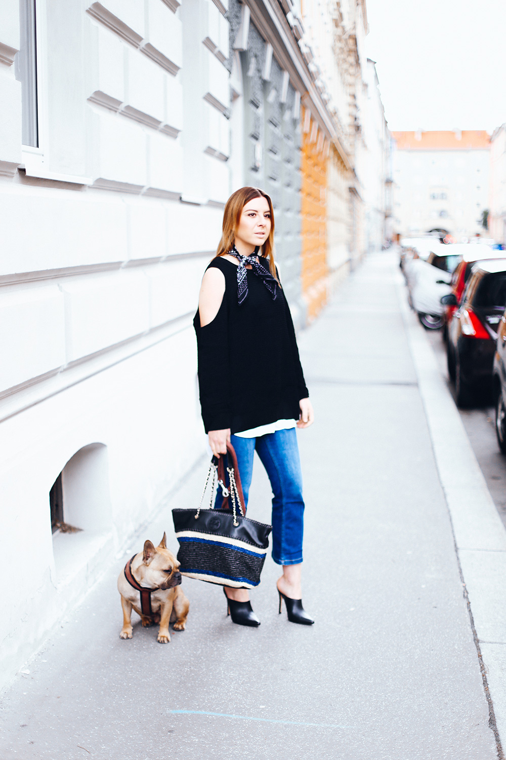 Streetstyle mit Kick Flare Jeans, schwarze Mules, Tory Burch Handtasche, Cold Shoulder Pullover, Bandana, Fashion Blog, Fashion Magazine, Modeblog, whoismocca.me