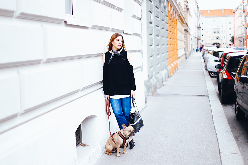 Streetstyle mit Kick Flare Jeans, schwarze Mules, Tory Burch Handtasche, Cold Shoulder Pullover, Bandana, Fashion Blog, Fashion Magazine, Modeblog, whoismocca.me