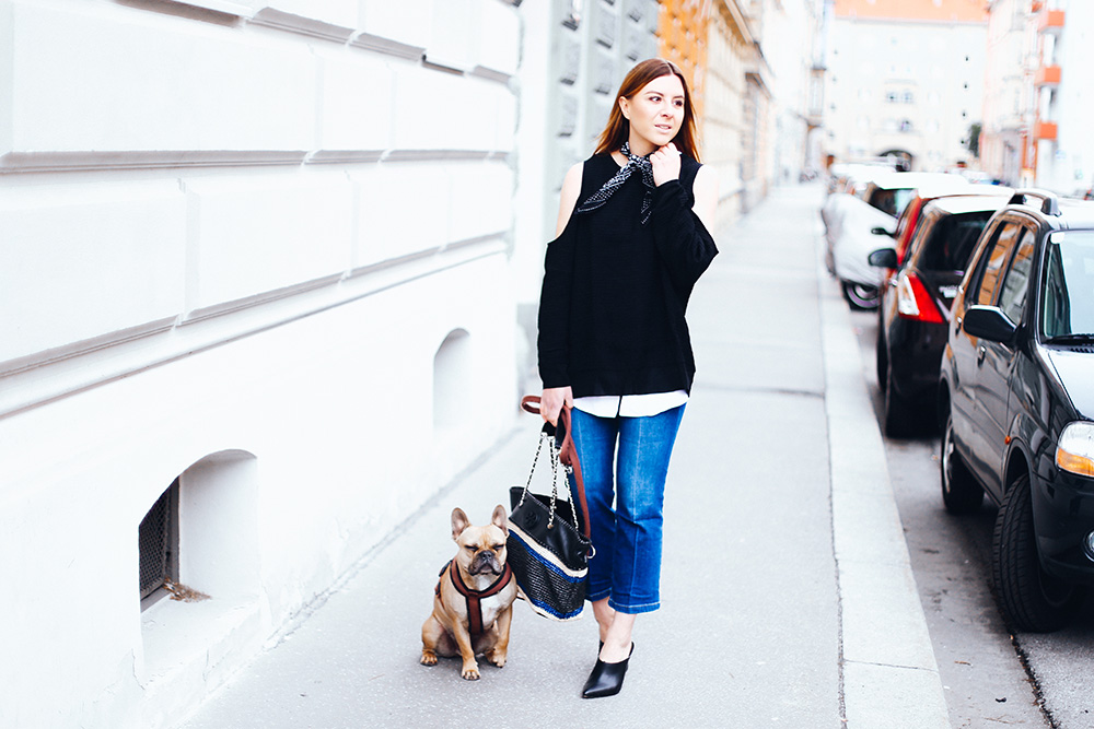 Streetstyle mit Kick Flare Jeans, schwarze Mules, Tory Burch Handtasche, Cold Shoulder Pullover, Bandana, Fashion Blog, Fashion Magazine, Modeblog, whoismocca.me