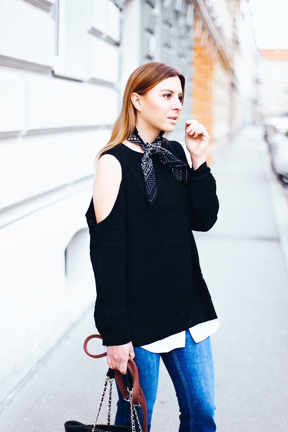 Streetstyle mit Kick Flare Jeans, schwarze Mules, Tory Burch Handtasche, Cold Shoulder Pullover, Bandana, Fashion Blog, Fashion Magazine, Modeblog, whoismocca.me