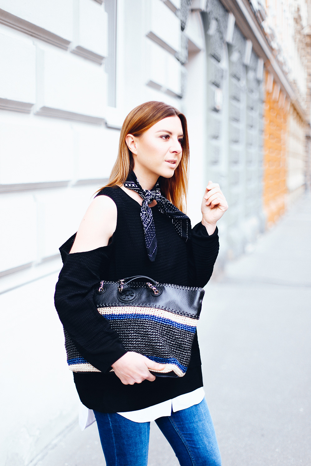 Streetstyle mit Kick Flare Jeans, schwarze Mules, Tory Burch Handtasche, Cold Shoulder Pullover, Bandana, Fashion Blog, Fashion Magazine, Modeblog, whoismocca.me