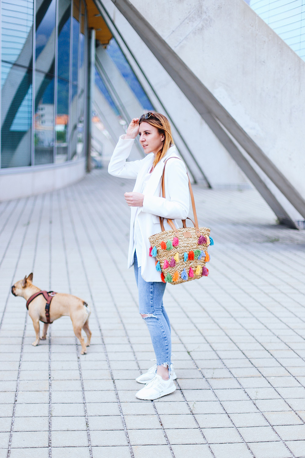 Outfit mit Strohtasche, Pepe Jeans Strohtasche, weiße Adidas Sneaker, ripped Jeans, weißer Blazer, Modeblog, Fashion Magazin, Blogazine, whoismocca.me