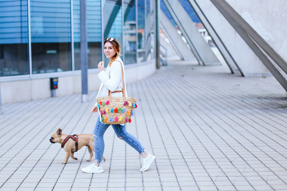 Outfit mit Strohtasche, Pepe Jeans Strohtasche, weiße Adidas Sneaker, ripped Jeans, weißer Blazer, Modeblog, Fashion Magazin, Blogazine, whoismocca.me