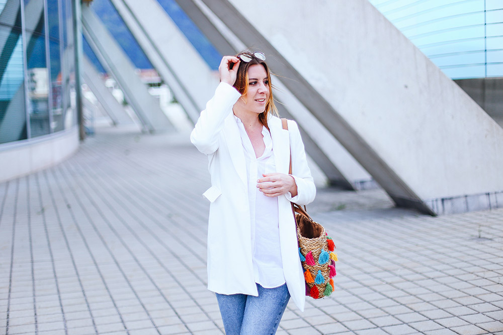 Outfit mit Strohtasche, Pepe Jeans Strohtasche, weiße Adidas Sneaker, ripped Jeans, weißer Blazer, Modeblog, Fashion Magazin, Blogazine, whoismocca.me