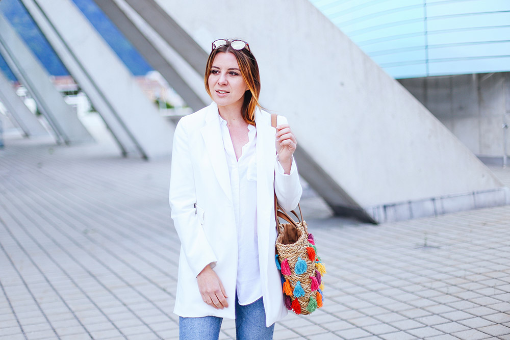 Outfit mit Strohtasche, Pepe Jeans Strohtasche, weiße Adidas Sneaker, ripped Jeans, weißer Blazer, Modeblog, Fashion Magazin, Blogazine, whoismocca.me