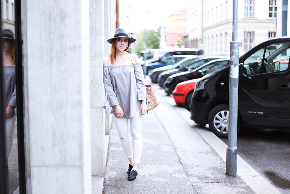 Graue Off Shoulder Bluse, schwarze Mules mit Zierschleife, Skinny Jeans, Patrizia Pepe Handtasche, Streetstyle, Modeblog, Fashion Magazin, Blogazine, whoismocca.me