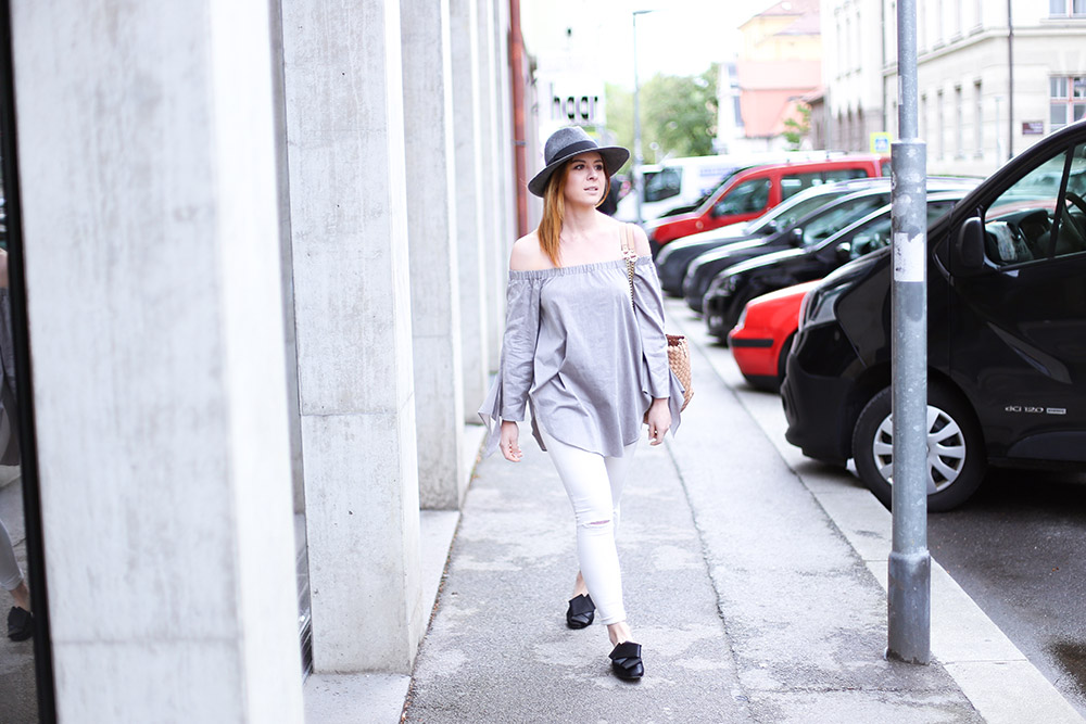 Graue Off Shoulder Bluse, schwarze Mules mit Zierschleife, Skinny Jeans, Patrizia Pepe Handtasche, Streetstyle, Modeblog, Fashion Magazin, Blogazine, whoismocca.me