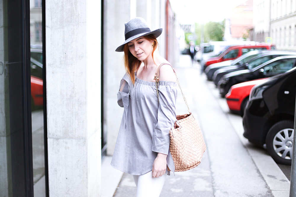 Graue Off Shoulder Bluse, schwarze Mules mit Zierschleife, Skinny Jeans, Patrizia Pepe Handtasche, Streetstyle, Modeblog, Fashion Magazin, Blogazine, whoismocca.me