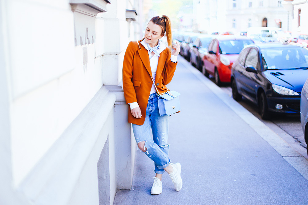 Sporty Casual mit Levis 501 CT Jeans, Adidas Sneaker, weißer Body, Streetstyle, Valentino Glam Lock Bag, Bandana, Fashion Magazin, Modeblog, whoismocca.me