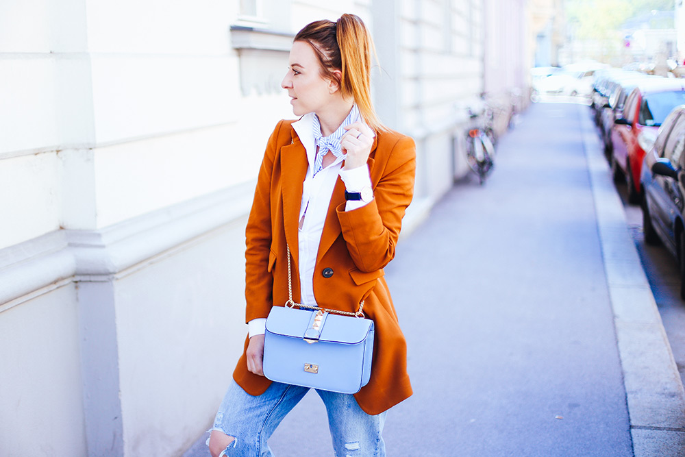 Sporty Casual mit Levis 501 CT Jeans, Adidas Sneaker, weißer Body, Streetstyle, Valentino Glam Lock Bag, Bandana, Fashion Magazin, Modeblog, whoismocca.me