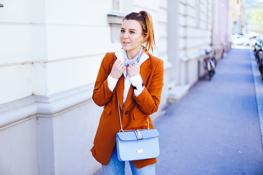 Sporty Casual mit Levis 501 CT Jeans, Adidas Sneaker, weißer Body, Streetstyle, Valentino Glam Lock Bag, Bandana, Fashion Magazin, Modeblog, whoismocca.me