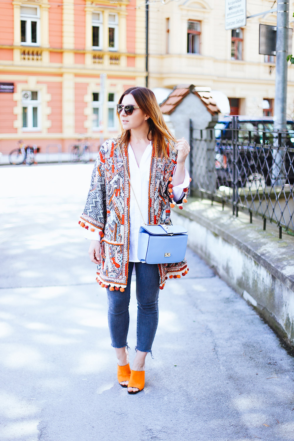 Orange Mules, Jacke mit Bommel, cropped Jeans, Streetstyle, Boho Jacke, Valentino Glam Lock Bag, Blogazin, Fashion Magazin, Blog, Modeblog, whoismocca.me