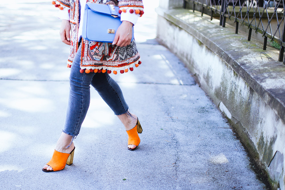 Orange Mules, Jacke mit Bommel, cropped Jeans, Streetstyle, Boho Jacke, Valentino Glam Lock Bag, Blogazin, Fashion Magazin, Blog, Modeblog, whoismocca.me