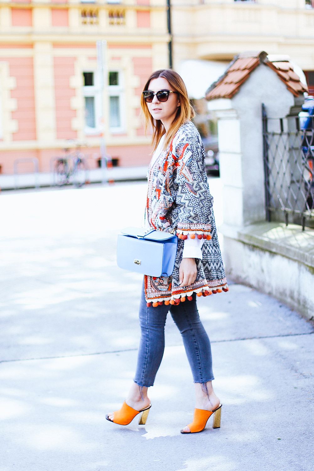 Orange Mules, Jacke mit Bommel, cropped Jeans, Streetstyle, Boho Jacke, Valentino Glam Lock Bag, Blogazin, Fashion Magazin, Blog, Modeblog, whoismocca.me