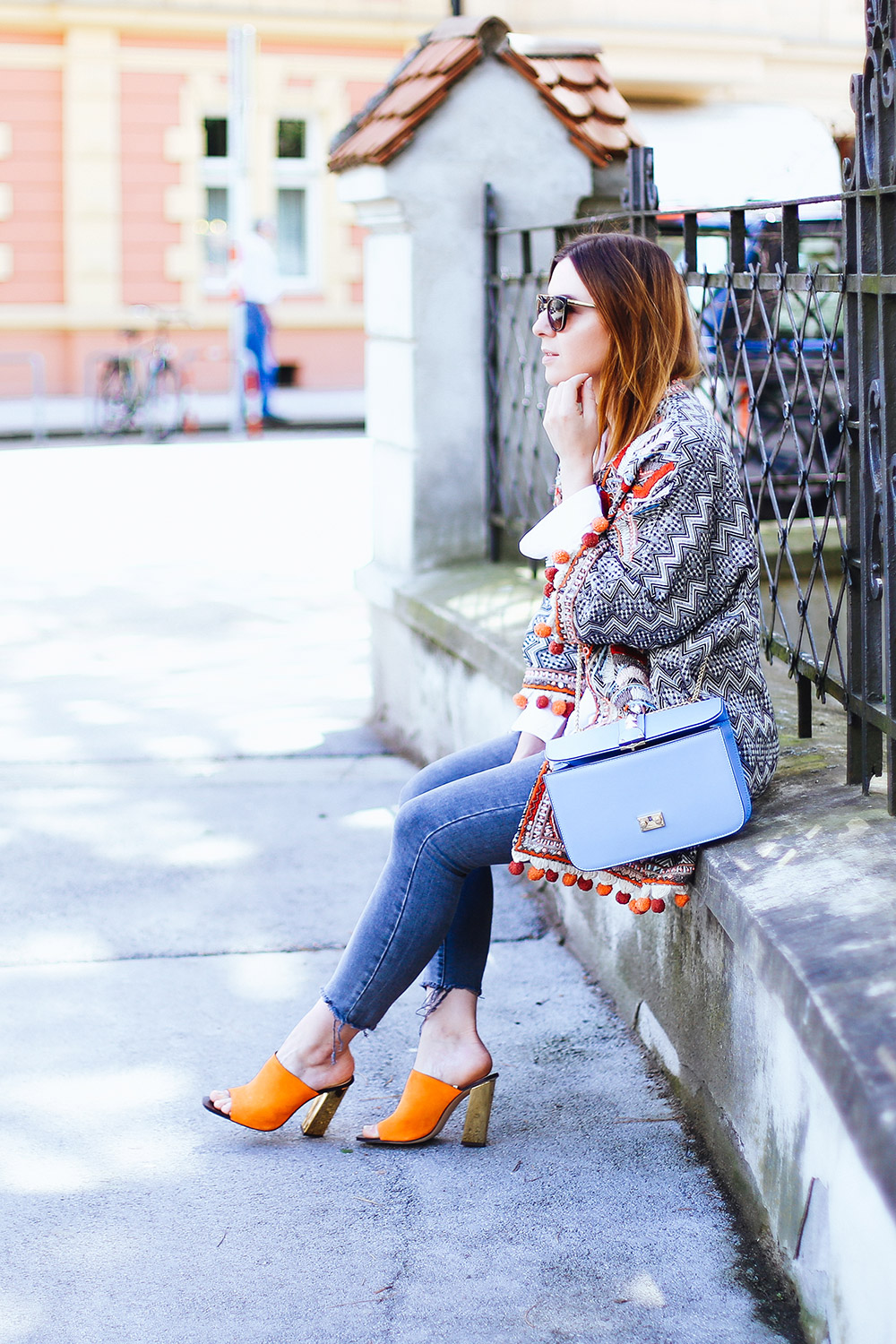 Orange Mules, Jacke mit Bommel, cropped Jeans, Streetstyle, Boho Jacke, Valentino Glam Lock Bag, Blogazin, Fashion Magazin, Blog, Modeblog, whoismocca.me