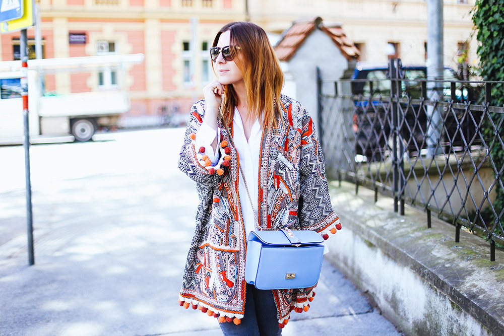 Orange Mules, Jacke mit Bommel, cropped Jeans, Streetstyle, Boho Jacke, Valentino Glam Lock Bag, Blogazin, Fashion Magazin, Blog, Modeblog, whoismocca.me