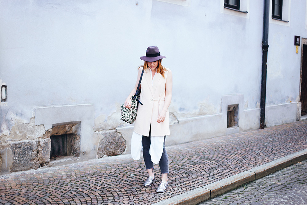 Outfit mit Weste, Metallic Slipper, Animal Print Shopper, Streetstyle, Frühlings Outfit, Sommer Outfit, Slipper Trend, Fashionblog, Modeblog, whoismocca.me