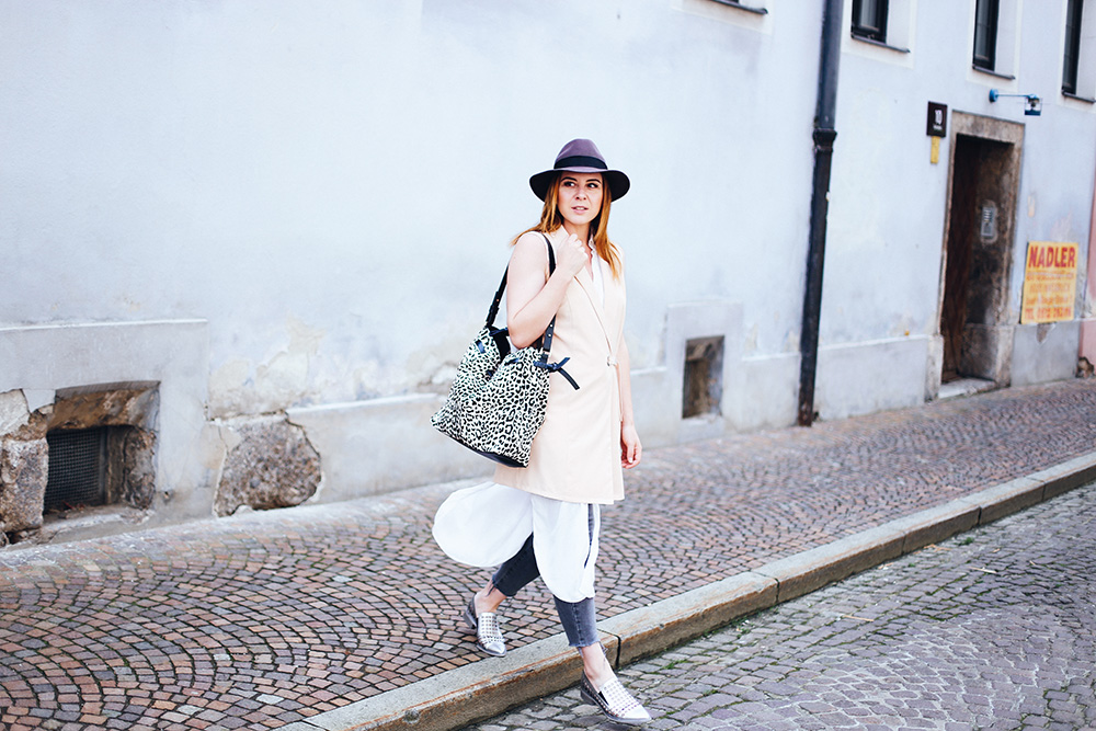 Outfit mit Weste, Metallic Slipper, Animal Print Shopper, Streetstyle, Frühlings Outfit, Sommer Outfit, Slipper Trend, Fashionblog, Modeblog, whoismocca.me