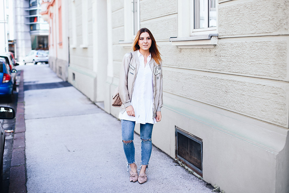 Beige Satin Bomberjacke, Mules mit Zierschleife, Stella McCartney Tasche, Peplum Bluse, Fashionblog, Modeblog, whoismocca.me