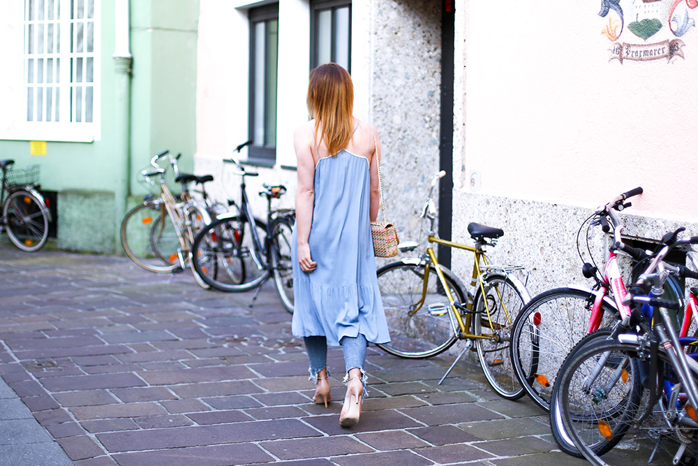 hellblaues Midikleid, ripped Jeans, Strohtasche, Streetstyle, Fashionblog, Modeblog, whoismocca.me