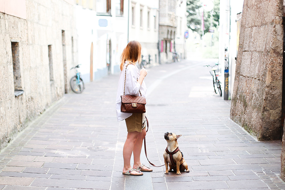 Isabel Marant Shorts, Oversize Bluse, braune Chanel Vintage Tasche, Modeblog, Fashion Blog, Streetstyle Innsbruck, whoismocca.me