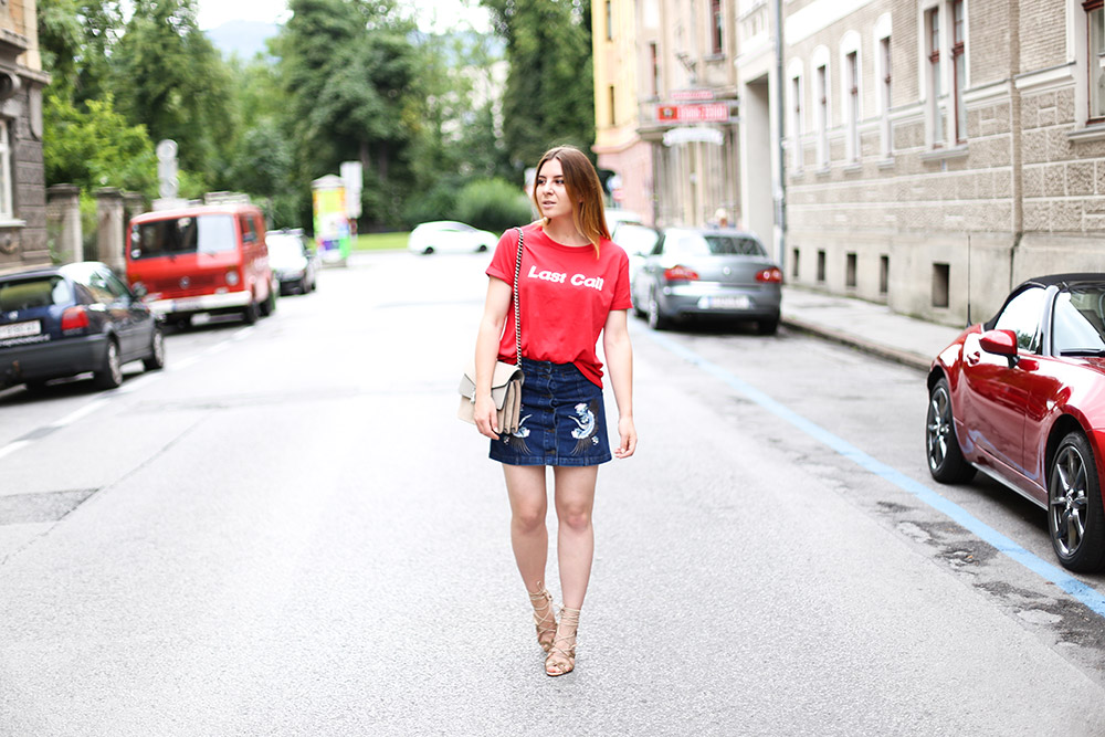 Jeansrock mit Stickerei, Last Call T-Shirt, Streetstyle Innsbruck, Schutz High Heels, Gucci Dionysus, Modeblog, Fashion Blog, whoismocca.me