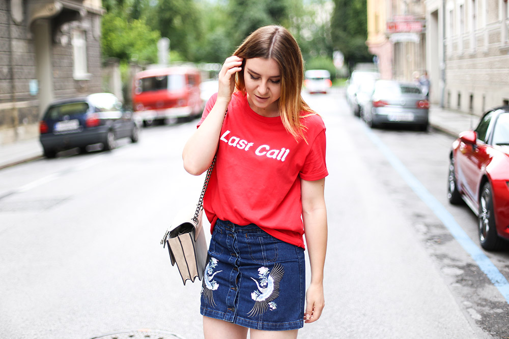 Jeansrock mit Stickerei, Last Call T-Shirt, Streetstyle Innsbruck, Schutz High Heels, Gucci Dionysus, Modeblog, Fashion Blog, whoismocca.me