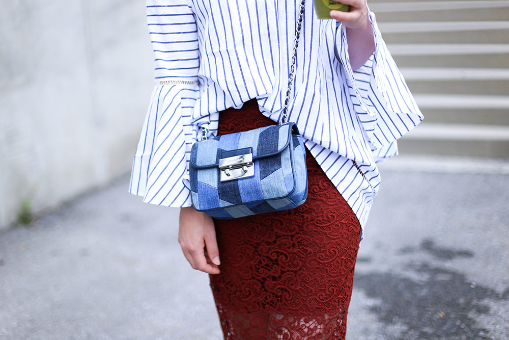 Midirock mit Spitze, Converse Sneakers, Off Shoulder Bluse mit Streifen, Michael Kors Cross Body Bag, Streetstyle, Fashion Blogger, whoismocca.me