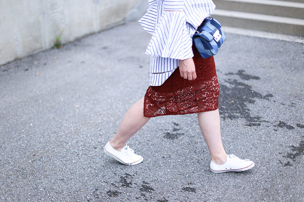 Midirock mit Spitze, Converse Sneakers, Off Shoulder Bluse mit Streifen, Michael Kors Cross Body Bag, Streetstyle, Fashion Blogger, whoismocca.me