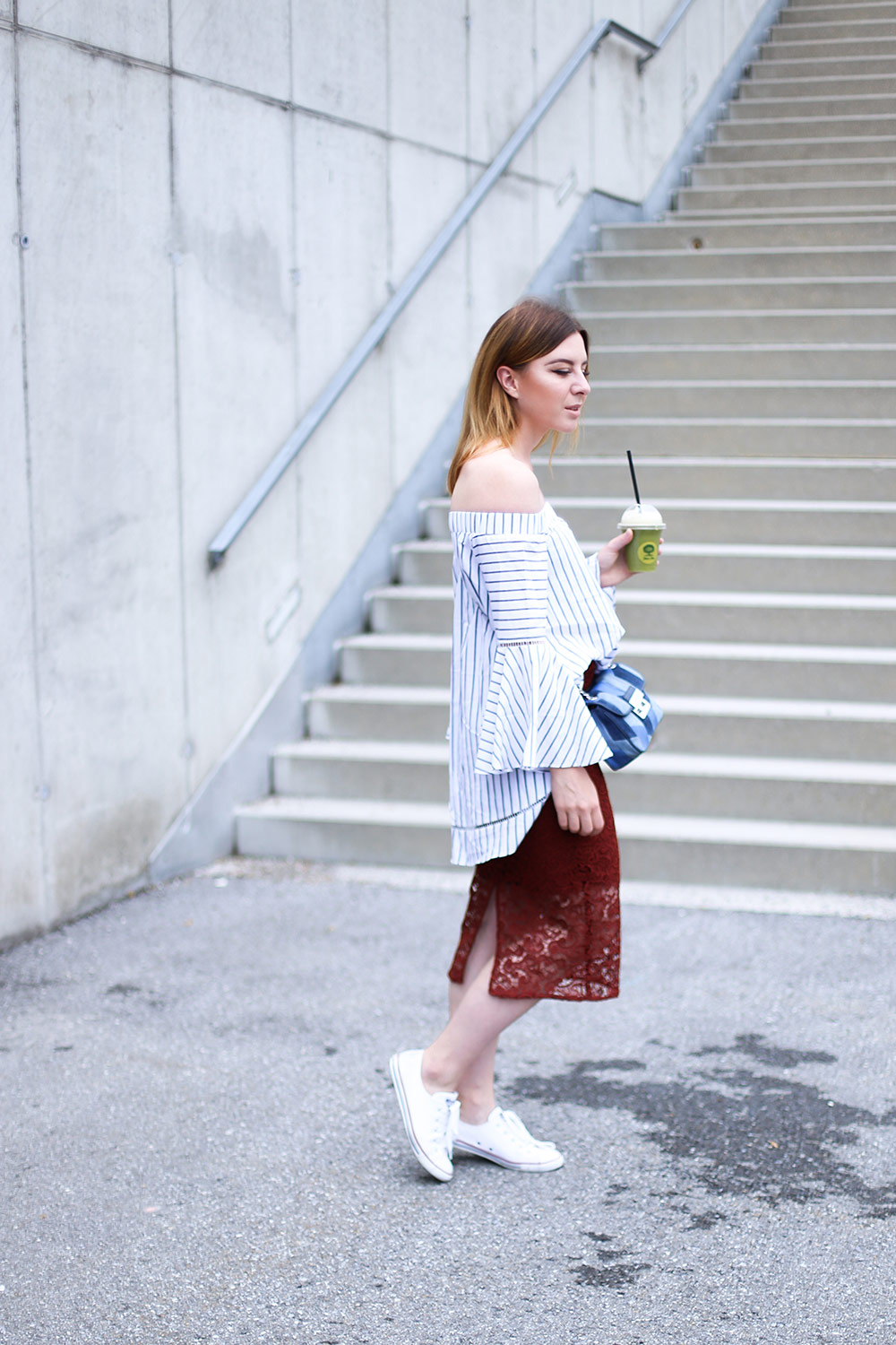 Midirock mit Spitze, Converse Sneakers, Off Shoulder Bluse mit Streifen, Michael Kors Cross Body Bag, Streetstyle, Fashion Blogger, whoismocca.me