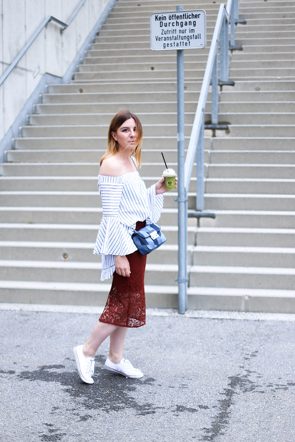 Midirock mit Spitze, Converse Sneakers, Off Shoulder Bluse mit Streifen, Michael Kors Cross Body Bag, Streetstyle, Fashion Blogger, whoismocca.me