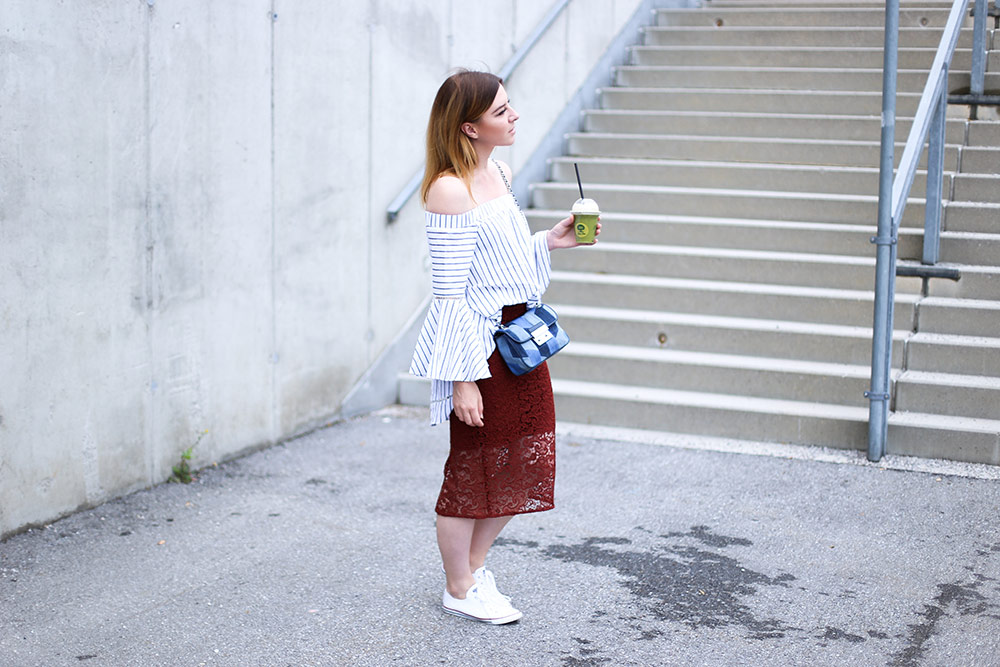 Midirock mit Spitze, Converse Sneakers, Off Shoulder Bluse mit Streifen, Michael Kors Cross Body Bag, Streetstyle, Fashion Blogger, whoismocca.me