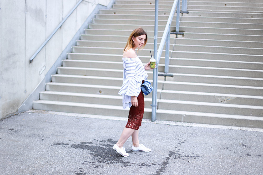 Midirock mit Spitze, Converse Sneakers, Off Shoulder Bluse mit Streifen, Michael Kors Cross Body Bag, Streetstyle, Fashion Blogger, whoismocca.me