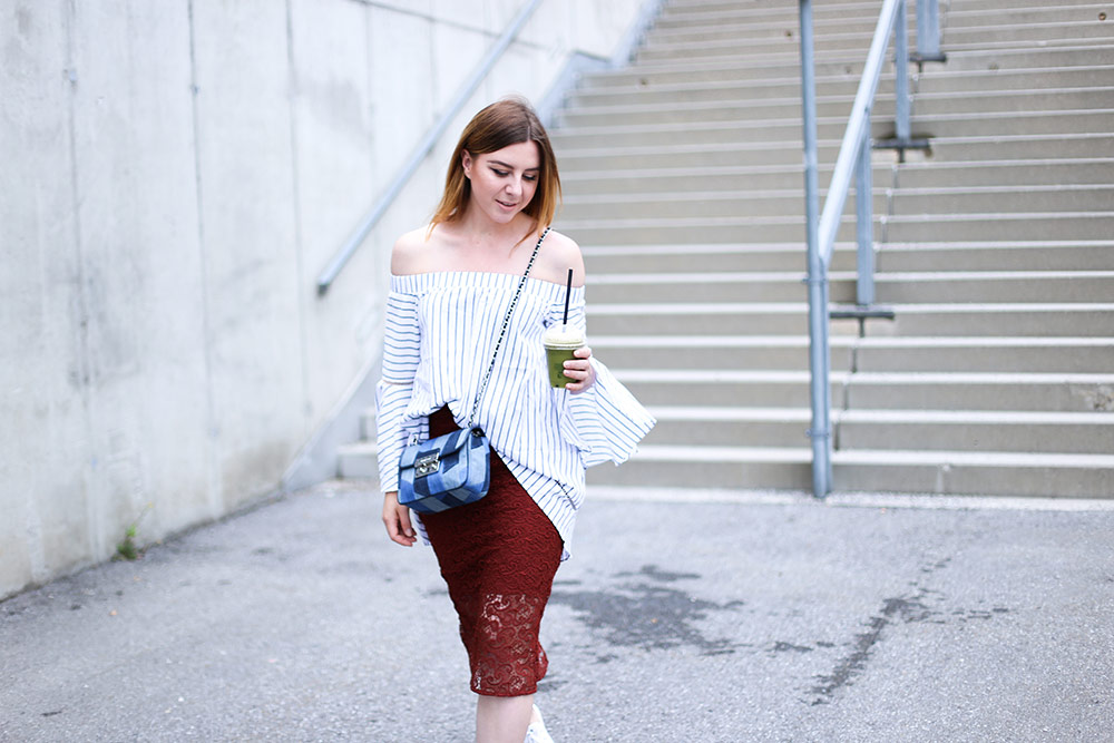 Midirock mit Spitze, Converse Sneakers, Off Shoulder Bluse mit Streifen, Michael Kors Cross Body Bag, Streetstyle, Fashion Blogger, whoismocca.me