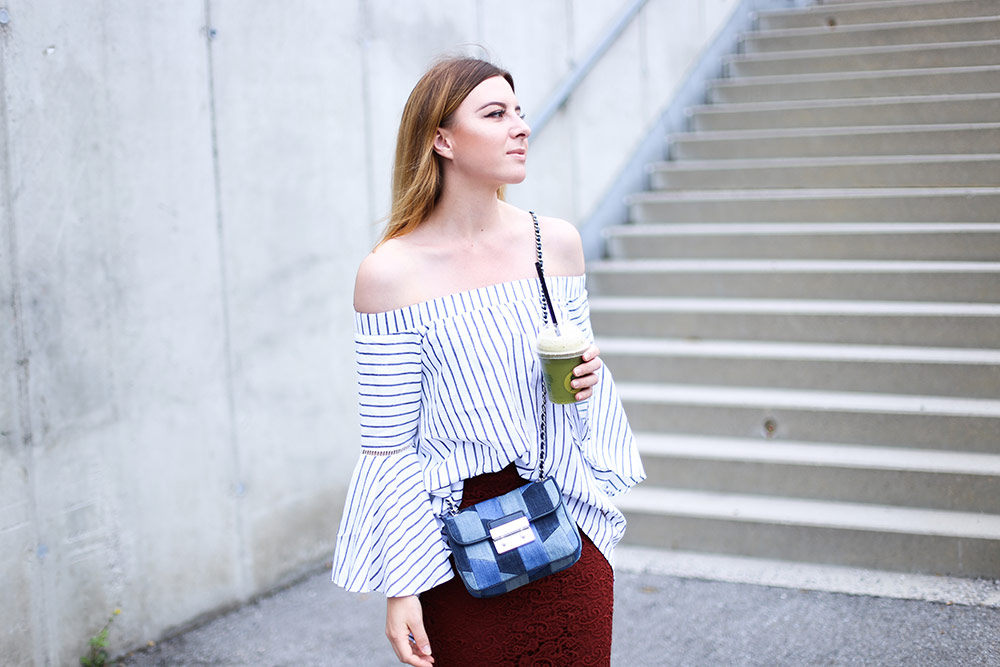 Midirock mit Spitze, Converse Sneakers, Off Shoulder Bluse mit Streifen, Michael Kors Cross Body Bag, Streetstyle, Fashion Blogger, whoismocca.me