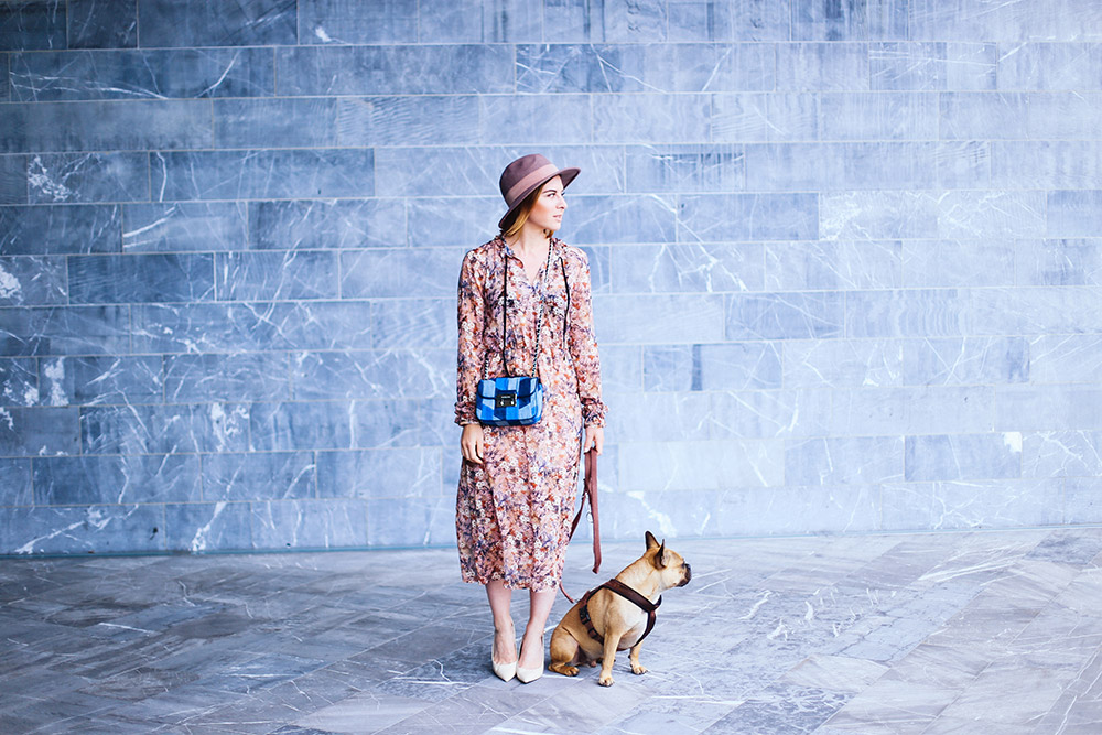 Sommer Midikleid mit Blumen, Denim Tasche, Michael Kors Sloan Cross Body Bag, Nude Pumps, Fedora rosa, Fashion Blog, Modeblog, whoismocca.me