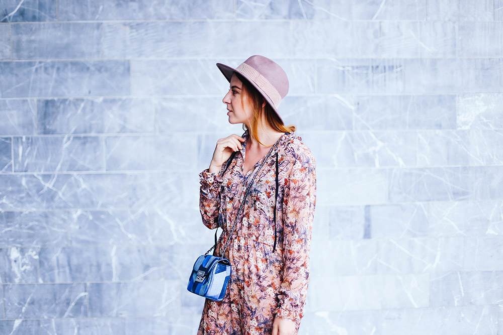 Sommer Midikleid mit Blumen, Denim Tasche, Michael Kors Sloan Cross Body Bag, Nude Pumps, Fedora rosa, Fashion Blog, Modeblog, whoismocca.me