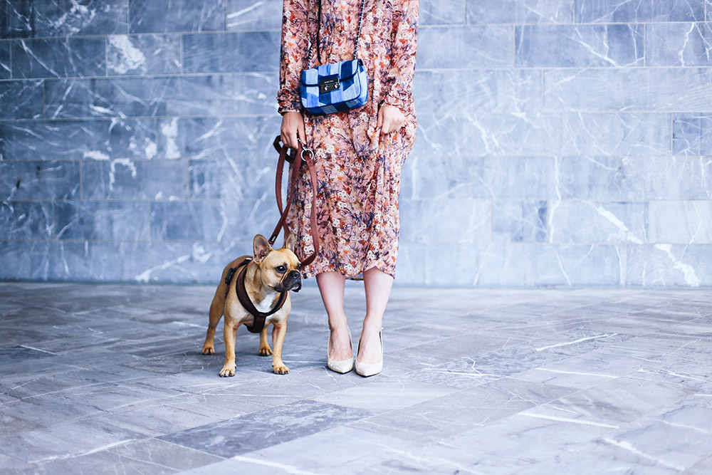 Sommer Midikleid mit Blumen, Denim Tasche, Michael Kors Sloan Cross Body Bag, Nude Pumps, Fedora rosa, Fashion Blog, Modeblog, whoismocca.me