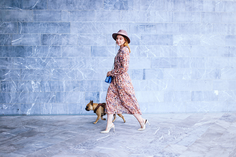 Sommer Midikleid mit Blumen, Denim Tasche, Michael Kors Sloan Cross Body Bag, Nude Pumps, Fedora rosa, Fashion Blog, Modeblog, whoismocca.me