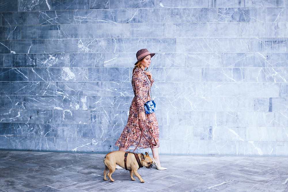 Sommer Midikleid mit Blumen, Denim Tasche, Michael Kors Sloan Cross Body Bag, Nude Pumps, Fedora rosa, Fashion Blog, Modeblog, whoismocca.me