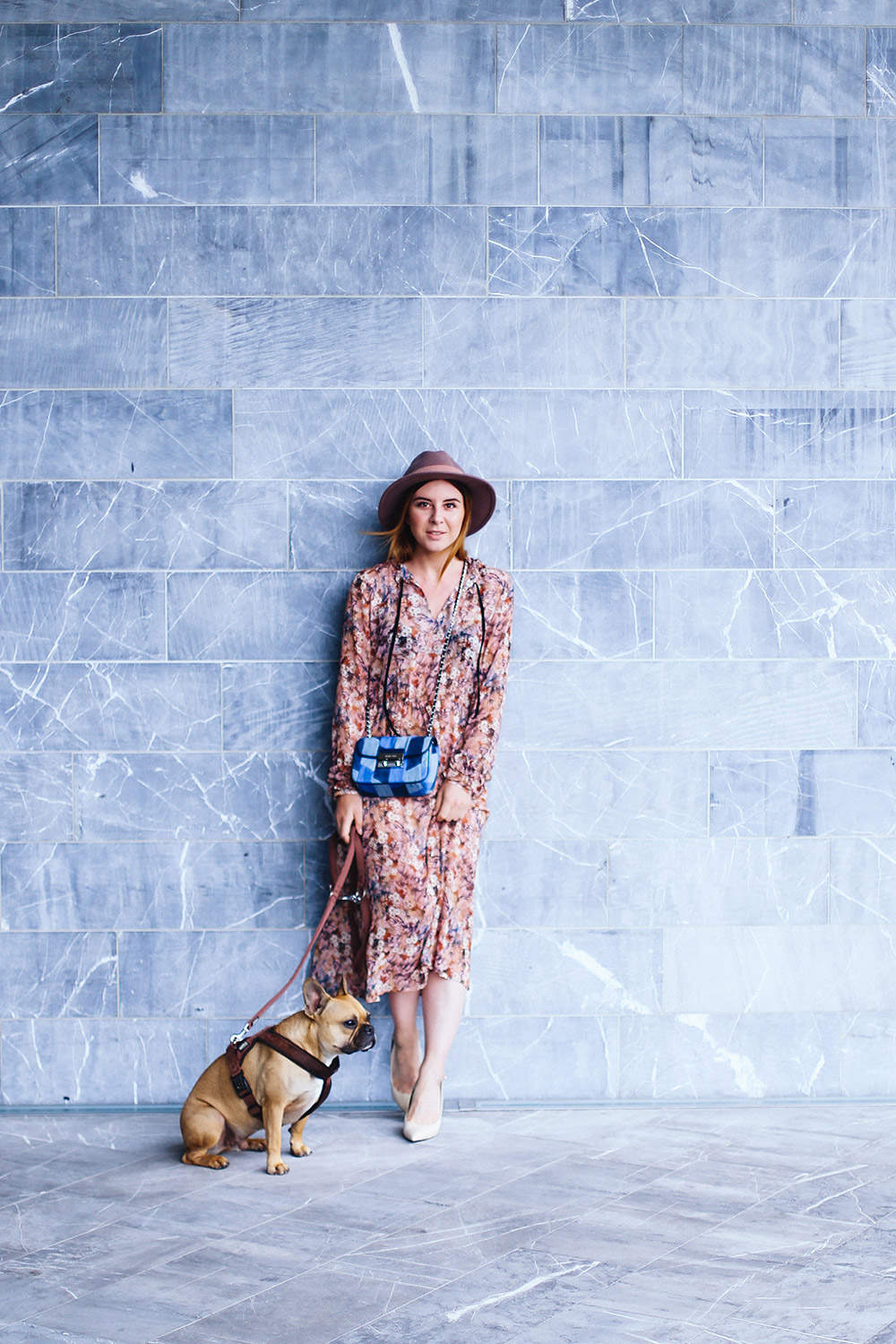 Sommer Midikleid mit Blumen, Denim Tasche, Michael Kors Sloan Cross Body Bag, Nude Pumps, Fedora rosa, Fashion Blog, Modeblog, whoismocca.me