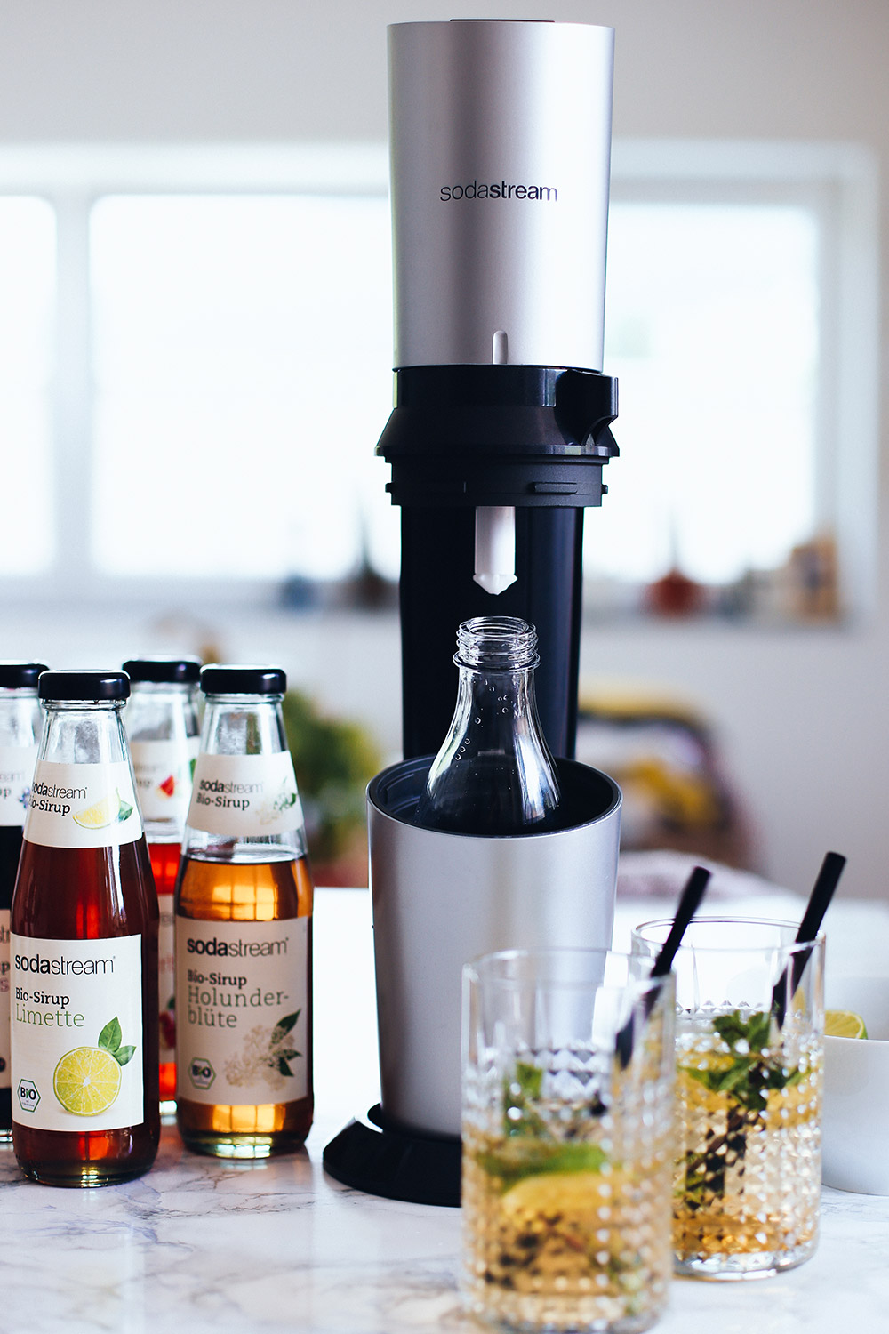 Sommerdrinks mit und ohne Alkohol, Sodawasser, SodaStream Rezepte, Foodblog, Limetten Sirup, Holunderblüten Sirup, whoismocca.me