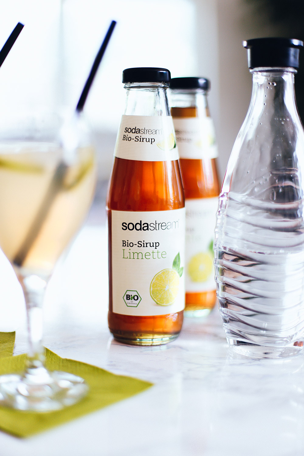 Sommerdrinks mit und ohne Alkohol, Sodawasser, SodaStream Rezepte, Foodblog, Limetten Sirup, Holunderblüten Sirup, whoismocca.me