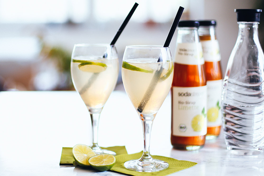 Sommerdrinks mit und ohne Alkohol, Sodawasser, SodaStream Rezepte, Foodblog, Limetten Sirup, Holunderblüten Sirup, whoismocca.me