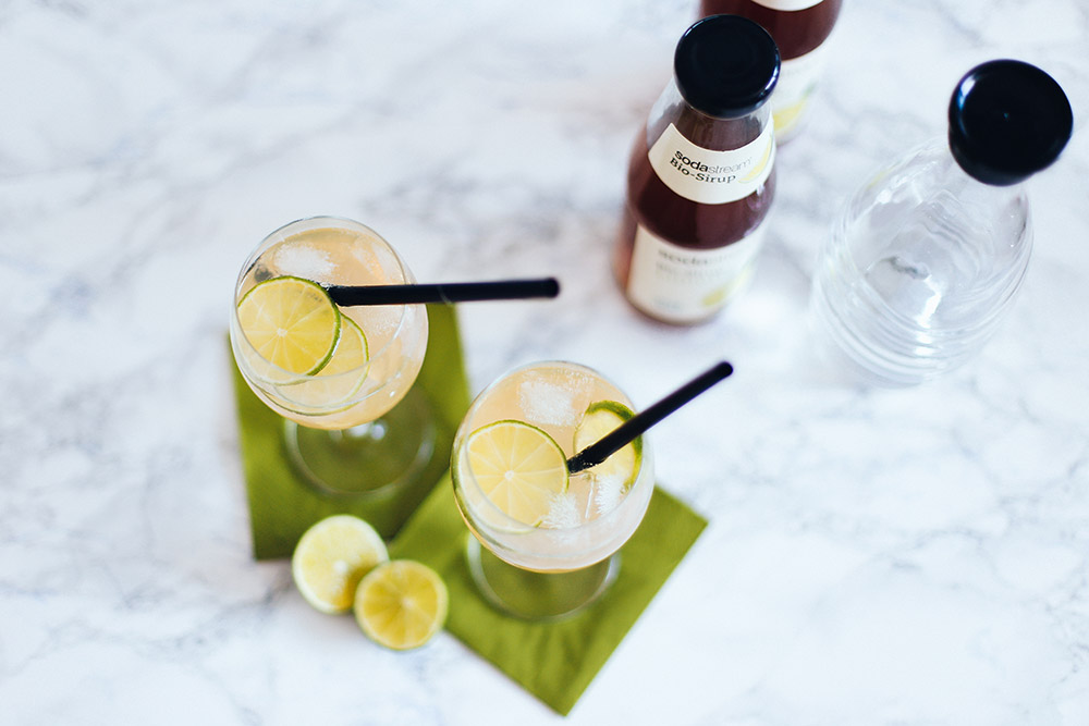 Sommerdrinks mit und ohne Alkohol, Sodawasser, SodaStream Rezepte, Foodblog, Limetten Sirup, Holunderblüten Sirup, whoismocca.me