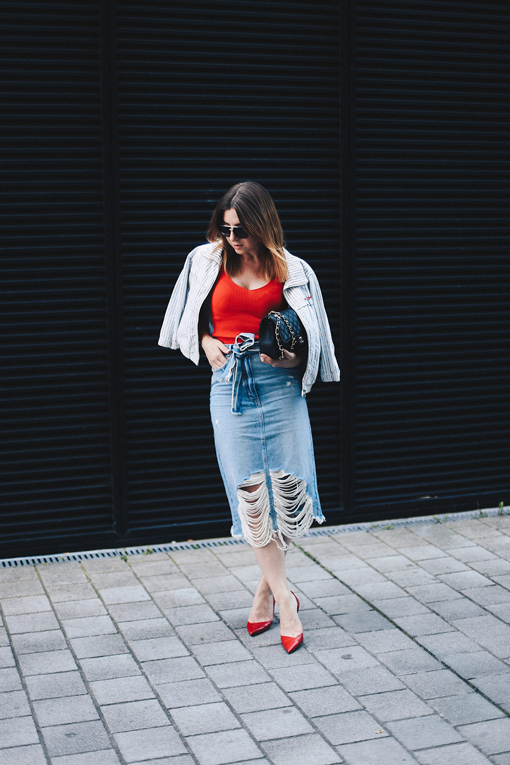 Midi Jeansrock mit Rissen, gestreifte Bomberjacke, rotes Shirt, Chanel Flap Bag, Streetstyle Innsbruck, Fashion Blog, Mode Magazin, whoismocca.me