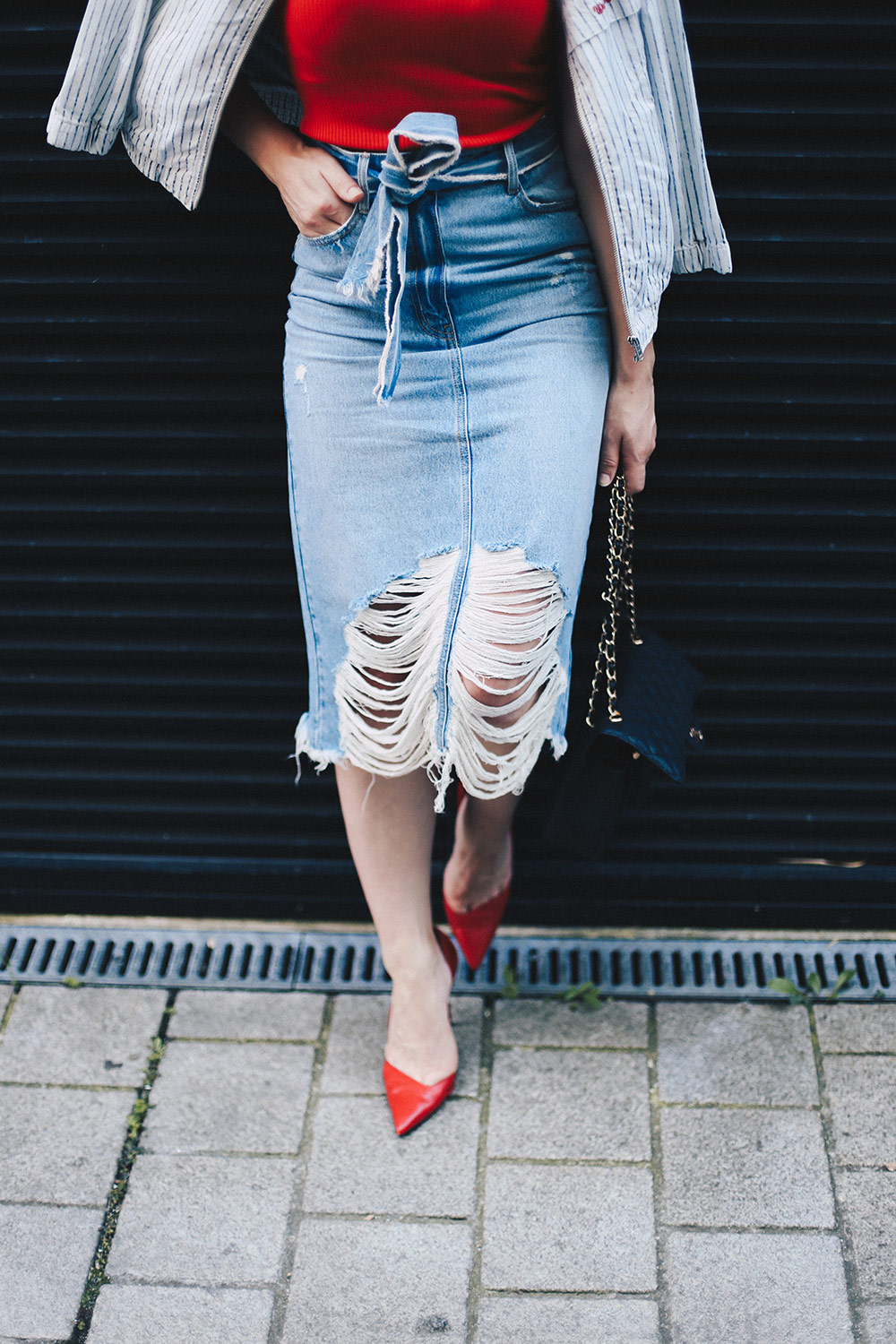 Midi Jeansrock mit Rissen, gestreifte Bomberjacke, rotes Shirt, Chanel Flap Bag, Streetstyle Innsbruck, Fashion Blog, Mode Magazin, whoismocca.me