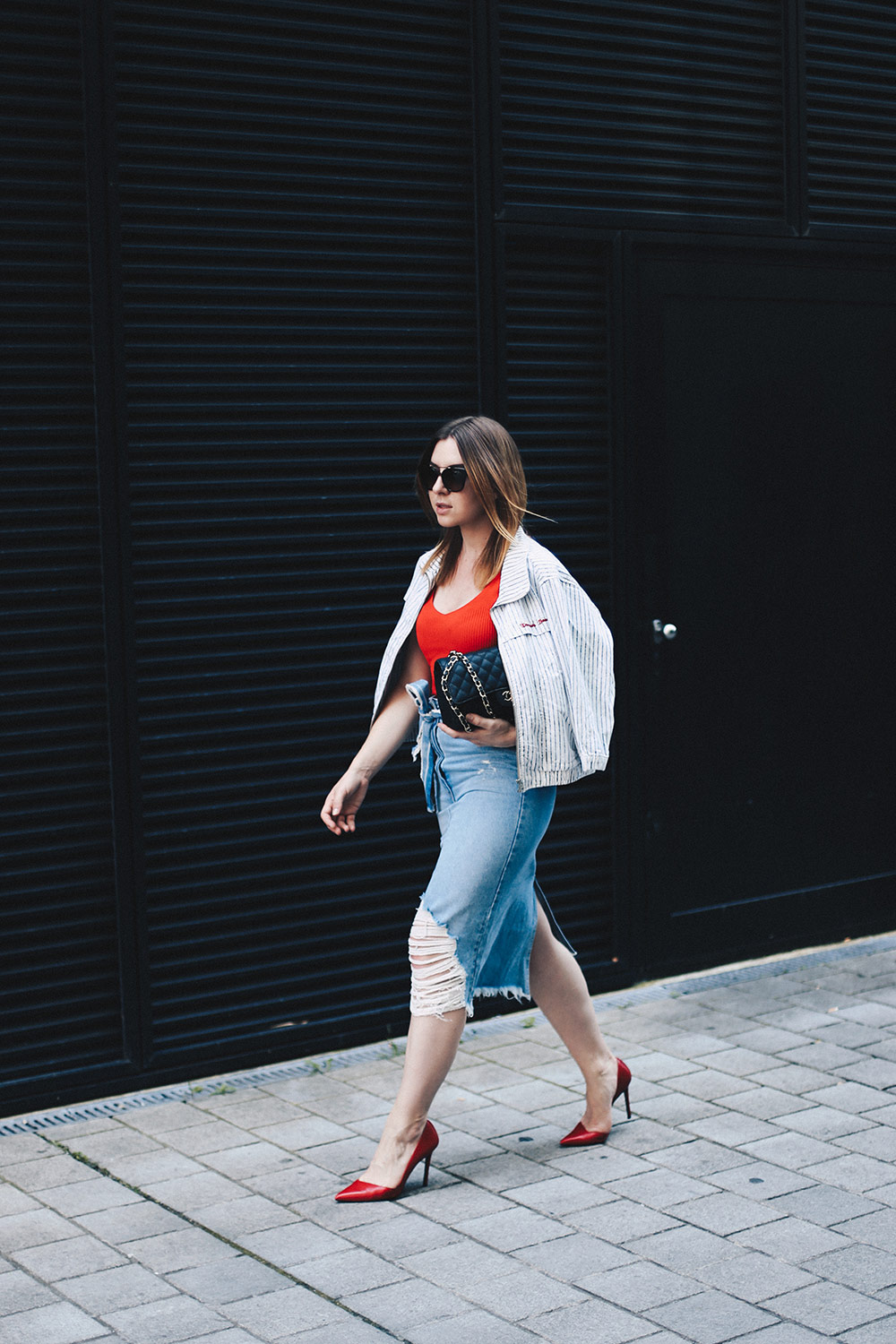 Midi Jeansrock mit Rissen, gestreifte Bomberjacke, rotes Shirt, Chanel Flap Bag, Streetstyle Innsbruck, Fashion Blog, Mode Magazin, whoismocca.me